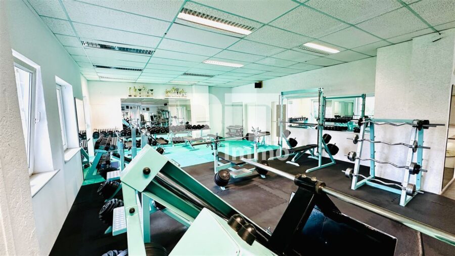 Teilsaniertes Fitnessstudio in gepflegtem Wohn- /Gewerbeensemble - Hauptraum Ansicht 6